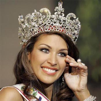 Miss Universe Dayana Mendoza finds Guantanamo Bay ''beautiful''